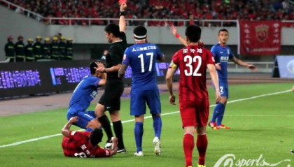  都灵德比战火药味十足,双方共吃八张黄牌  