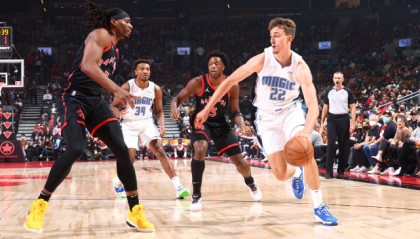  猛龙范弗利特三分绝杀助球队险胜尼克斯  